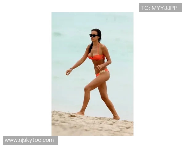 德国足球明星女友身穿比基尼展现完美身材引发热议