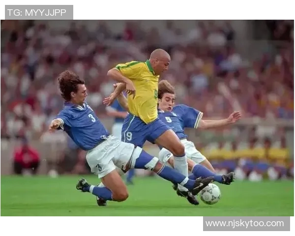 猜猜这位足球明星是谁他的精彩瞬间让你心动不已